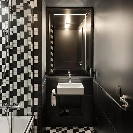 מלון Amano East Side 4*